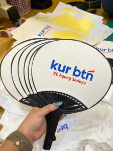 Souvenir Kipas Kerang Custom: Media Promosi Praktis dan Elegan